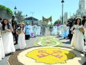 Las composiciones florales incluían elementos emblemáticos de la iconografía cristiana, como las Llaves de San Pedro integradas en una concha de peregrino