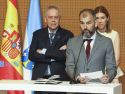 Gómez Caamaño (i), en la toma de posesión del doctor, Luis León Mateos (c), la mañana de este lunes