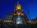 La Sagrada Familia iluminada tras la bendición del Papa León XIV de la Torre de Jesús