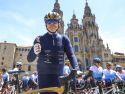 El presidente de AC Hotels by Marriott, Antonio Catalán llega esta mañana a la meta del Camino tras completar junto a un pelotón de 75 ciclistas la XXXVI edición de la Ruta Xacobea que impulsó como una promesa personal