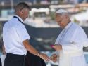 León XIV entrega un obsequio al patrón de la Guardamar 'Urania', Tito Villarmea, una de las embarcaciones de Salvamento Marítimo que asisten a las personas embarcadas en cayucos y pateras, durante el encuentro que el papa León XIV ha mantenido con más de un millar de inmigrantes de África, América Latina y con representantes de las principales instituciones y organizaciones sociales que trabajan en los servicios de rescate, acogida e integración, en el muelle de Arguineguín, en la isla de Gran Canaria, este jueves, en el sexto día de su viaje a España. EFE/ Angel Medina G. POOL