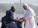 El papa León XIV durante su visita este viernes al centro de primera acogida 'Las Raíces' de Tenerife
