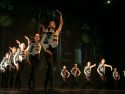 El Teatro Colón se convirtió ayer en Chocolatia, una fábrica imaginaria de chocolate, dulzura y fantasía, con la gala de fin de curso del Conservatorio Profesional de Danza de la Diputación de A Coruña. El presidente de la Diputación de A Coruña, Valentín González Formoso, felicitó al alumnado y el profesorado del Conservatorio por el éxito de la función y destacó que “la gala de fin de curso es uno de los momentos más especiales del año, porque permite compartir con las familias y con el público todo el esfuerzo y el aprendizaje acumulados durante meses”.