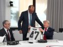 Trump, con la camiseta de Alemania que le regalaron en el G7