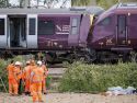 Investigadores y policías en la escena donde se chocaron los trenes