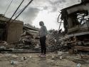 Una mujer espera frente a un edificio afectado por un terremoto en Venezuela
