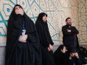 Un grupo de personas llora en los funerales del asesinado líder supremo de Irán Alí Jameneí