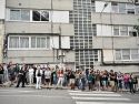 Alrededor de 70 personas se han concentrado en la mañana de este jueves frente al número 4 de la calle Vicente Aleixandre, en el barrio coruñés de Monelos, para protestar contra el desalojo de una madre refugiada ucraniana con cuatro hijos