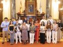 La alcaldesa, Inés Rey, recibe a los alumnos con los mejores expedientes de las pruebas PAU