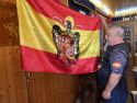 José Manuel Castiñeiras posa con la bandera franquista