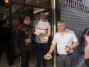 Los vecinos de Novo Mesoiro han convertido en tradición la mejillonada de apertura de las fiestas, una especie de oda a los hosteleros del barrio, y también un reconocimiento de estos hacia los habituales.