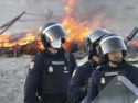 Presencia policial para evitar que continúen los incendios en las chozas constituidas por los migrantes en la playa del Trampolín este jueves en Ceuta. EFE/Reduan