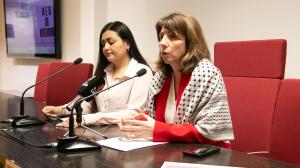 La diputada Sol Agra (d) y Darenka Vergara, de la Asociación Movilidad Humana, presentaron la iniciativa, que se desarrollará en Teixeiro