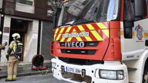 Los Bomberos de A Coruña intervienen en un incendio en la calle Fontán