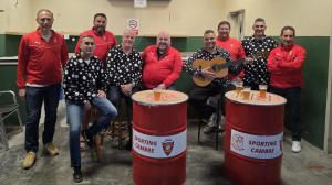 La directiva del Sporting Cambre posa en el campo Dani Mallo | cedida