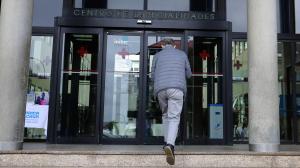 Una persona accede al centro de especialidades de O Ventorrillo