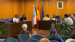 A la izquierda, las sillas vacías tras la salida de los ediles de Unión por Cambre