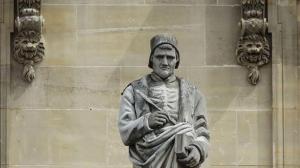 Estatua de Jean Froissart, autor de la Justa de Betanzos, en el Museo Louvre de París