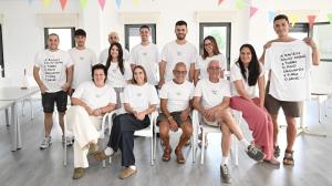 Integrantes de la comisión posan con las camisetas lanzadas para las fiestas