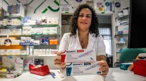 La farmacéutica Blanca González, con dos cajas de Ozempic, en su botica de Orillamar