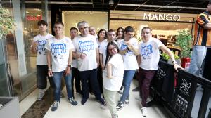 Cuatro Caminos Centro Comercial celebró su aniversario con una acción especial en la que los clientes pudieron customizar sus camisetas 