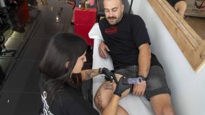 Inés Calvo perfila los últimos retoques del tatuaje de Bonilla de Nico Doval