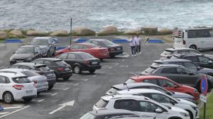 Coches estacionados en el aparcamiento de la Casa de los Peces