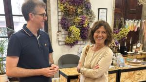 La diputada Rosa Ana García, con Francisco Porto, de rocigarcia, en su establecimiento de la calle Travesa de Betanzos