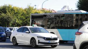 Un taxi circula por el centro de A Coruña