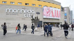 Numerosos vecinos y visitantes aprovecharon el fin de semana para pasarse por el centro para descubrir las nuevas tiendas y espacios de hostelería y restauración