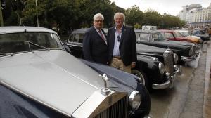 Manuel Arenas y Ángel Jove junto a un Rolls Royce como el que tuvo Barrié de la Maza