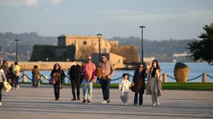 Gente paseando por La Dársena