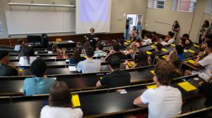 Estudiantes en un aula universitaria