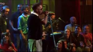 Camiseta de la marca coruñesa Paul Marcel en la actuación de Alejandro Sanz en ‘La Revuelta’