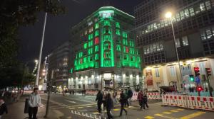 Decoración navideña del edificio del Banco Pastor en el Cantón Pequeño