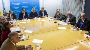 Los conselleiros de Educación, Román Rodríguez, y Sanidad, Antonio Gómez Caamaño, junto a representantes de las tres universidades, participan en la reunión del consejo para la coordinación de la docencia clínica en Galicia