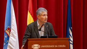 El rector de la UDC, Ricardo Cao, esta mañana, interviene en la reunión del Claustro