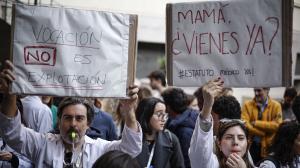 Varios sanitarios en una protesta contra el Estatuto Marco