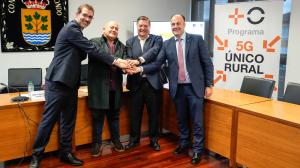 El responsable de las empresas, con el alcalde, el suddelegado del Gobierno y el director de Amtega, en San Marcos