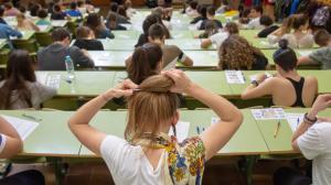 Universitarios asisten a una unha clase maxistral
