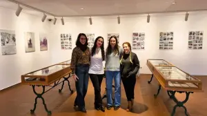 Las comisarias de la muestra, alumnas de Mestrado en Estudos Avanzados de Bibliotecas, Arquivos e Museos de la UDC