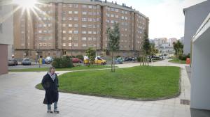 Una persona pasea, esta mañana, por las calles del barrio de Adormideras
