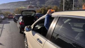 Un conductor coloca una baliza de emergencia tras un accidente