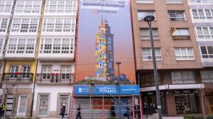 Imagen de la torre de Hércules en la fachada del edificio