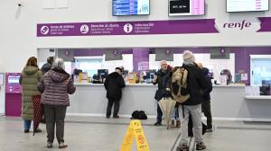 Viajeros afectados por la huelga de los sindicatos minoritarios, en la estación de tren de A Coruña