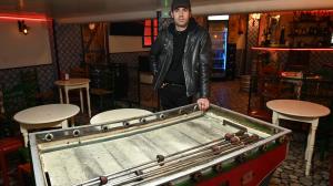 Daniel Mosquera ‘Brand’ propietario de El Patio de la Ciudad Veja, áyer con el futbolín desmontado