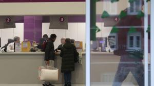 Viajeros en las taquilla de la estación de tren de A Coruña, tras la tercera jornada de paro ferroviario