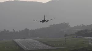 Un avión aterriza en Alvedro en pleno temporal 