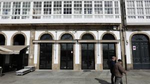 Dos viandantes pasean por delante de la que será nueva heladería de La Marina