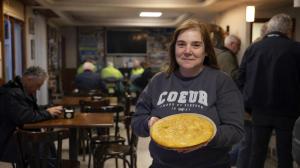 En la Cervecería Barral, Manoli Mosquera, con una de sus tortillas